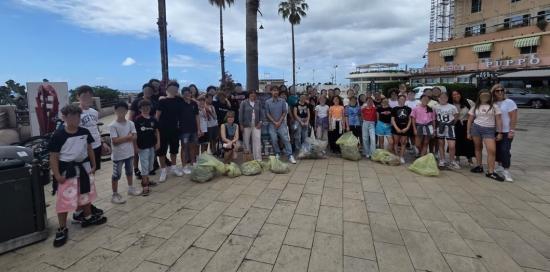 Foto di gruppo in largo Calasetta al termine dell'attività di raccolta mozziconi