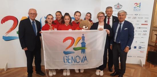 Le ragazze della Ginnastica Genova in posa con Walter e Michela Muzzi, e i presidenti Giuseppe Raiola e Antonio Micillo