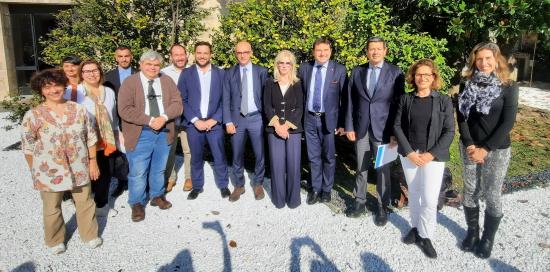 Foto di gruppo nel "verde" di Palazzo Tursi: presenti assessori, partner del progetto, rappresentanti del mondo della scuola