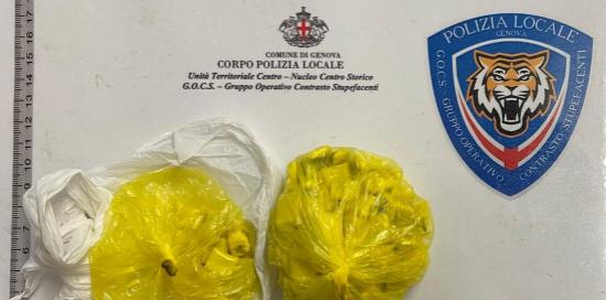 Le dosi di crack e cocaina sequestrate dagli agenti