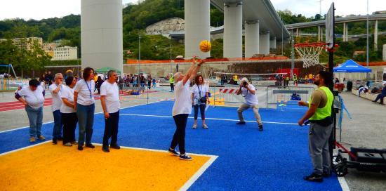 Si gioca a basket sotto il ponte Genova San Giorgio, presso la Radura della Memoria
