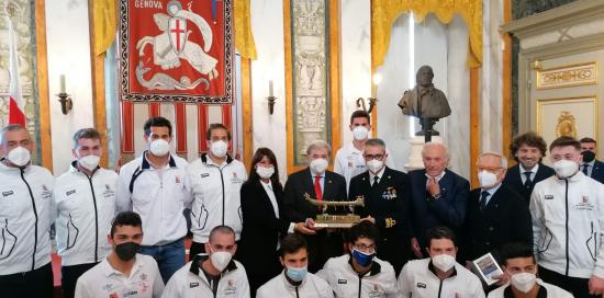 foto di gruppo degli atleti e delle autorità con il trofeo