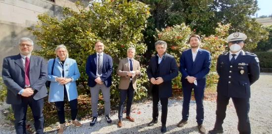 foto di gruppo nel giardino di palazzo Albini