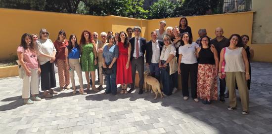 Foto di gruppo nel cortile del locale di vico Vegetti: presenti assessora Coppola, assessore Patrone, presidente Cosso