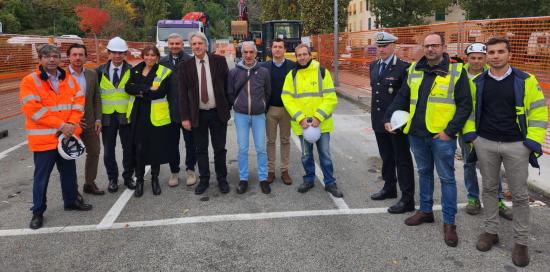 Foto di gruppo all'inaugurazione dei lavori, presente anche il presidente del Municipio IV Media Val Bisagno Maurizio Uremassi