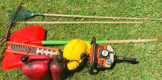 attrezzi da giardinaggio su prato