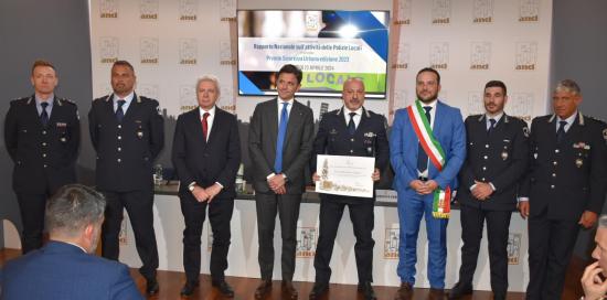 Foto di gruppo durante la cerimonia - Si riconoscono l'assessore comunale alla sicurezza e il comandante della Polizia Locale