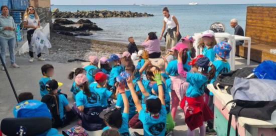 Il raduno di bimbe e bimbi prima di iniziare la raccolta rifiuti