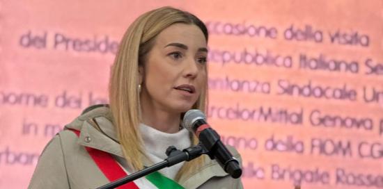 L'intervento della sindaca Salis durante la commemorazione L'intervento della sindaca Salis durante la commemorazione