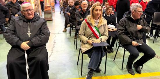 La sindaca Salis seduta tra l'arcivescovo di Genova monsignor Marco Tasca e Maurizio Landini La sindaca Salis seduta tra l'arcivescovo di Genova monsignor Marco Tasca e Maurizio Landini