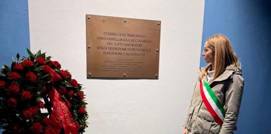 La sindaca Salis davanti alla targa che proclama l'unità dei lavoratori contro il terrorismo La sindaca Salis davanti alla targa che proclama l'unità dei lavoratori contro il terrorismo