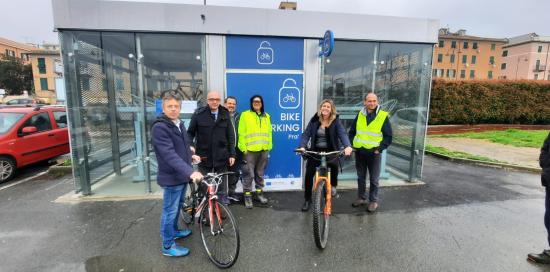 Foto davanti alla velostazione di Pra: presenti tra gli altri assessore Campora, presidente Barbazza, assessore Pesce Maineri