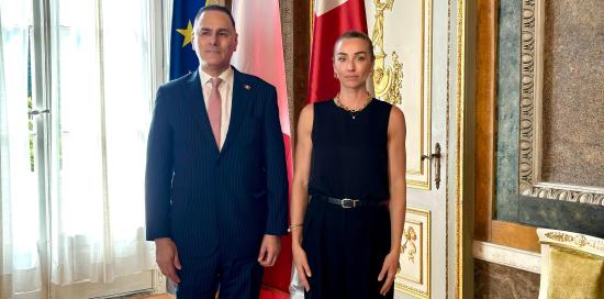 Il console Tavera a fianco della sindaca Salis davanti alle bandiere di Genova, Italia ed Europa, a Palazzo Tursi