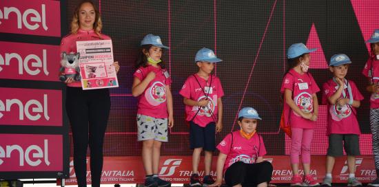 bambini in maglia rosa sul palco