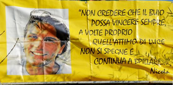striscione giallo con la foto del volto di NIcola Di Giorgio 