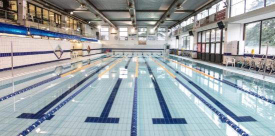 Foto della vasca e delle tribune della piscina Foltzer di Rivarolo