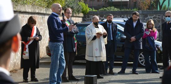 il cugino di Nicola, Carlo Rovatti parla al microfono