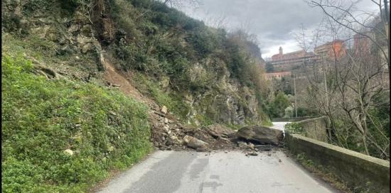 La strada verso Acquasanta, nell'entroterra di Voltri, "sbarrata" da una frana nel 2024 La strada verso Acquasanta, nell'entroterra di Voltri, "sbarrata" da una frana nel 2024