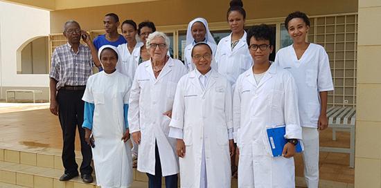 professor Valente con un gruppo di sanitari in Madagascar