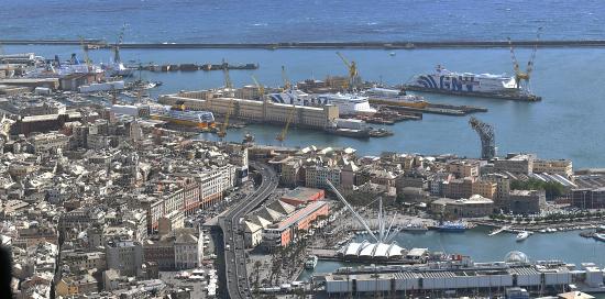 veduta aerea con porto antico e traghetti