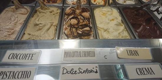 particolare di banco di gelateria con vaschetta gelato gusto dolce sinfonia