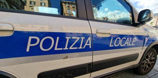 La fiancata di un'auto della Polizia Locale, con la scritta bianca su sfondo blu