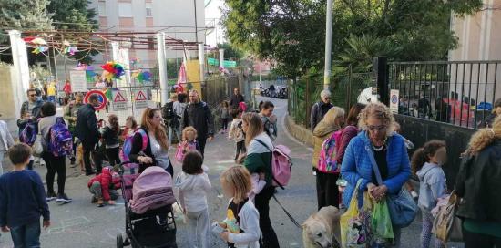 Giochi su strada con bimbi e famiglie davanti alla scuola