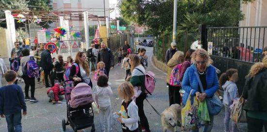 Bimbi e famiglie davanti all'ingresso dell'Istituto Comprensivo Quarto, in via Vecchi (foto di repertorio)