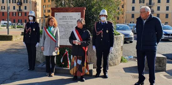 autorità davanti al cippo