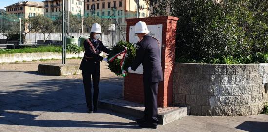 due agenti di polizia locale depongono la corona ai piedi del cippo