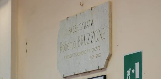 La targa dentro alla sala consiliare del Municipio di Voltri dedicata al primo presidente Roberto Bruzzone La targa dentro alla sala consiliare del Municipio di Voltri dedicata al primo presidente Roberto Bruzzone