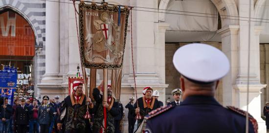 Il gonfalone del Comune di Genova prima della deposizione delle corone in via XX Settembre