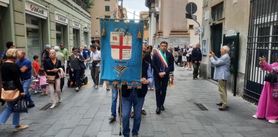 gonfalone associazione 16 giugno '44 in via Sestri