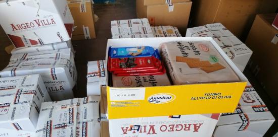 generi alimentari pronti per essere imballati