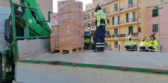 Un bancale di scatoloni caricato sulla piattaforma