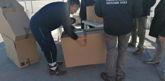 operatori di protezione civile al lavoro nell'hub