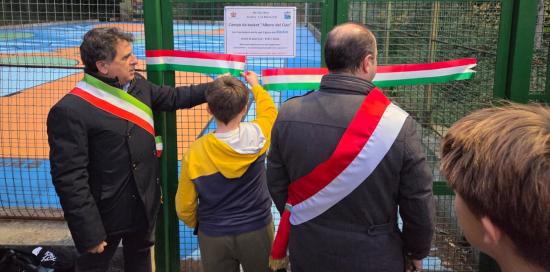 Il momento del taglio del nastro: un bimbo con le forbici in mano tra l'assessore Ferrante e il presidente Ivaldi