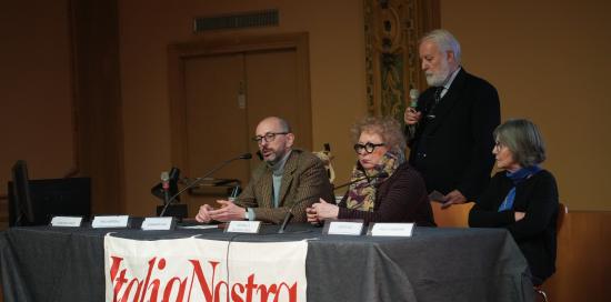 Il palco dell'evento, presenti Giancarlo Pinto, Alessandro Cavo della Camera di Commercio, Antonella Caroli di Italia Nostra 