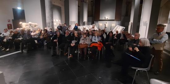 il pubblico in sala assiste alla presentazione della restauratrice Emilia Bruzzo