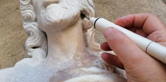 Foto di dettaglio del restauro della statuetta di San Giovanni Battista