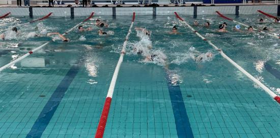 Il tuffo "inaugurale" delle atlete e degli atleti del settore giovanile del Gruppo Sportivo Aragno