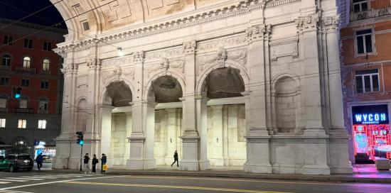 Il ponte monumentale di via XX Settembre con la nuova illuminazione scenografica