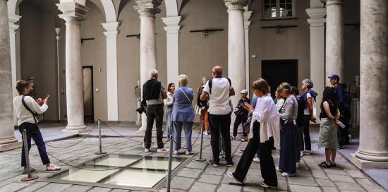perosne in visita nell'atrio di un palazzo