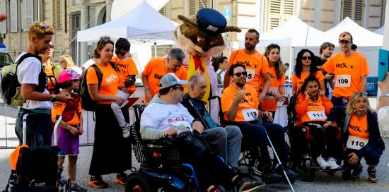 persone - alcune con disabilità - in visita