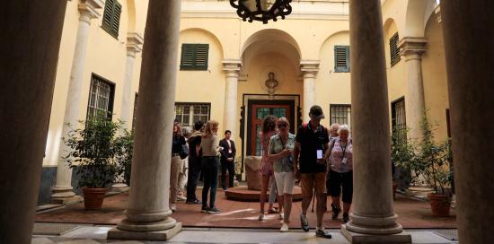colonne e atrio con visitatori
