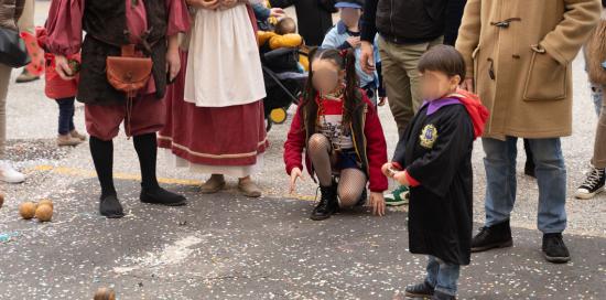 Giochi con i bambini in piazza Fontane Marose