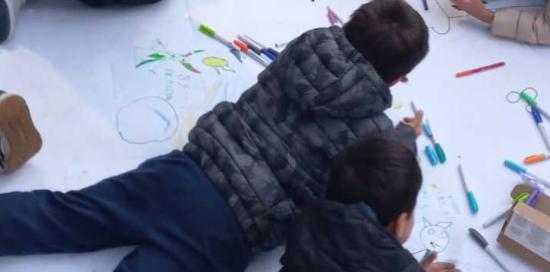 Bimbi impegnati a colorare