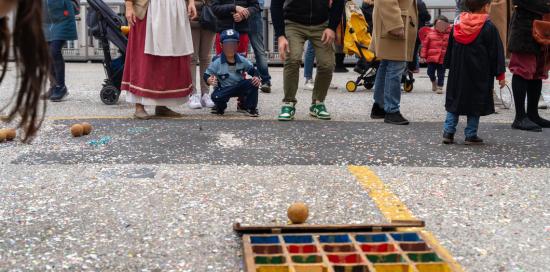 Giochi con i bambini in piazza Fontane Marose 2