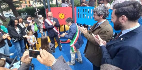 Applauso collettivo dopo il taglio del nastro