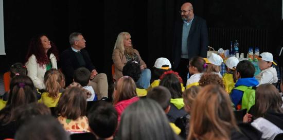 Il dirigente scolastico Alessandro Morgante durante la festa al teatro Iqbal